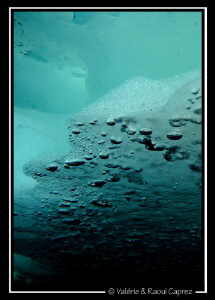 Bubbles rolling under the ice. Temperature of the water =... by Raoul Caprez 